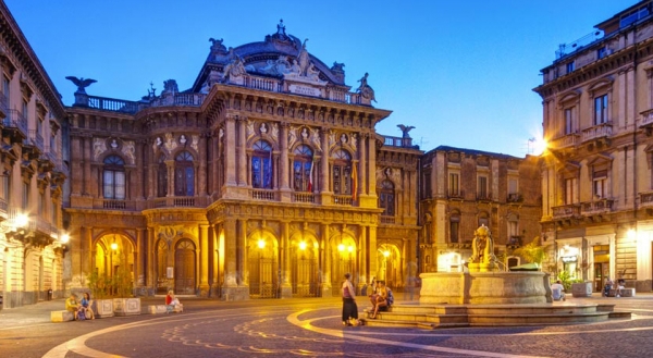 Piazza del Duomo Catania per Villa Almoezia