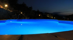 Visione notturna piscina di Villa Almoezia a Taormina